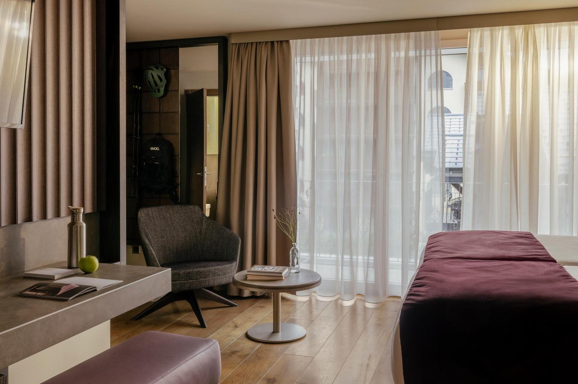 Schloss Zermatt - Cbd & Adaptogenic Spa And Sport Hotel ภายนอก รูปภาพ