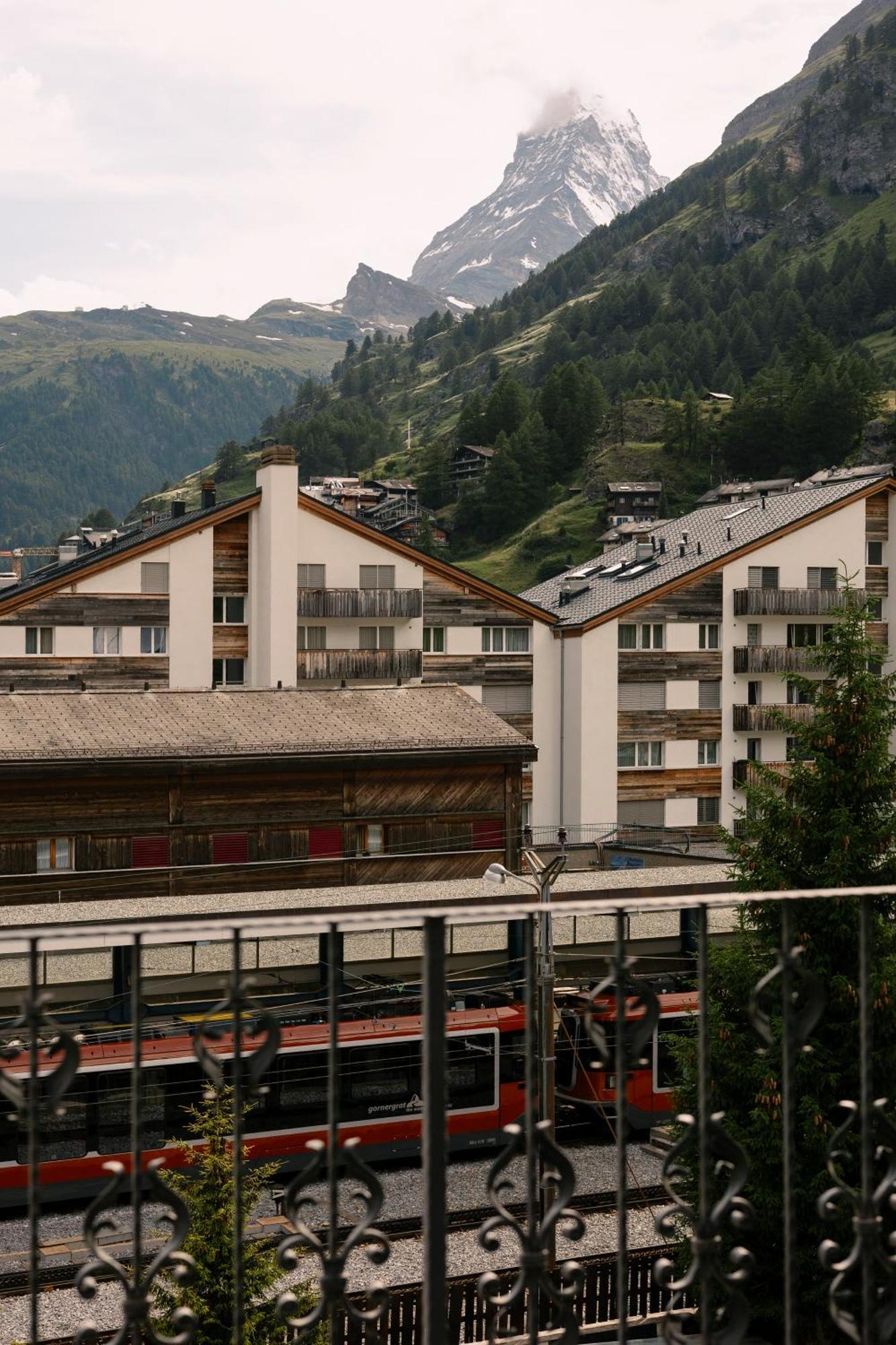 Schloss Zermatt - Cbd & Adaptogenic Spa And Sport Hotel ภายนอก รูปภาพ
